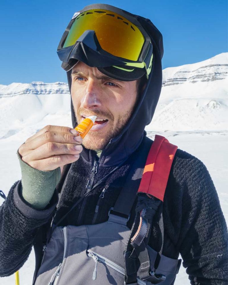 homme qui s'applique du baume à lèvres bio