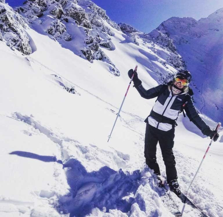 femme sur ses skis, qui sourit