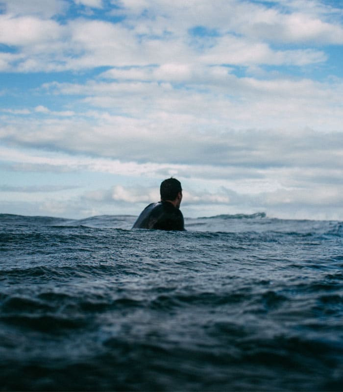 homme qui surf dans l'eau