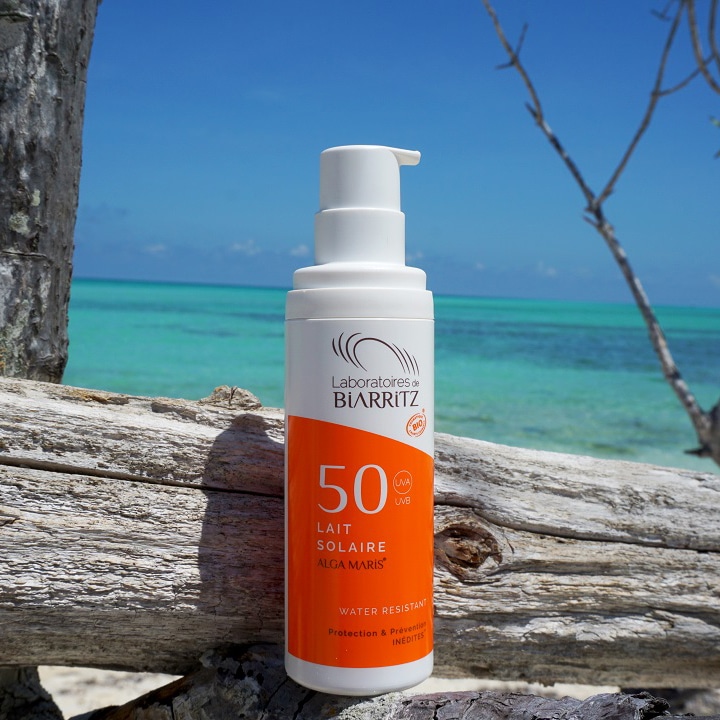 lait solaire bio dans le sable