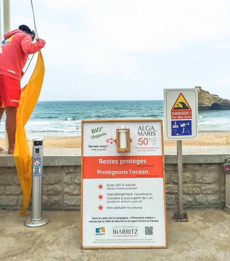 Distributeur solaire sur la plage du Miramar à Biarritz