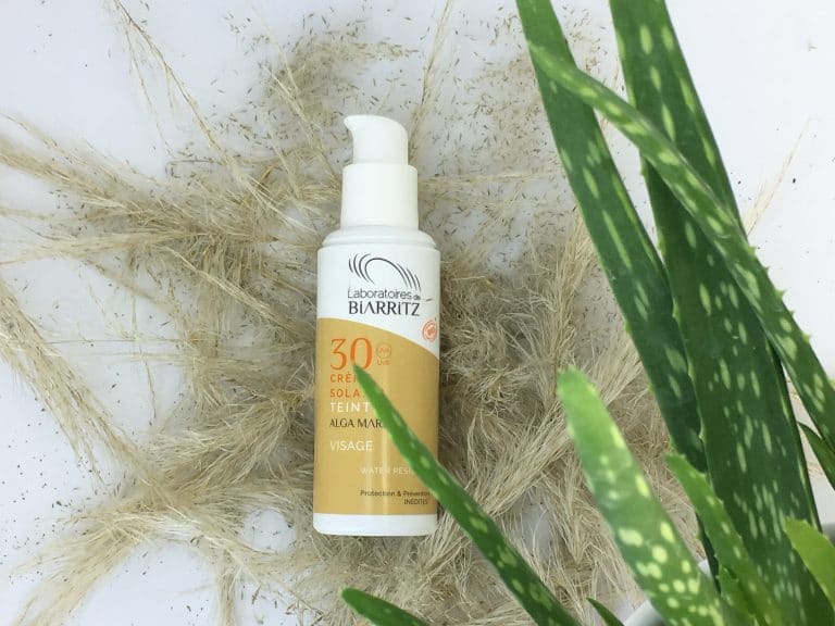 crème teintée bio posée sur de la paille