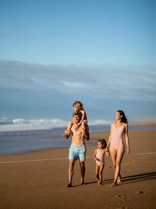 Famille sur la plage au soleil