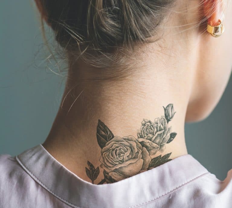 Femme avec tatouage dans le cou