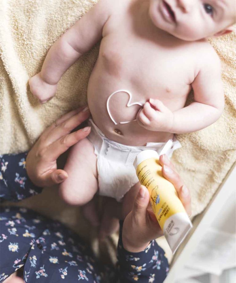 maman qui applique de la crème à son bébé