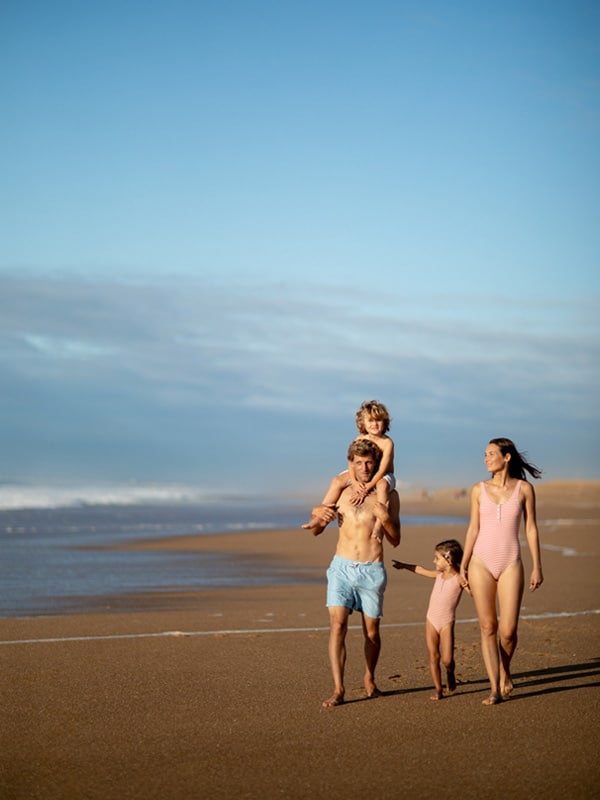 famille qui court sur le sable