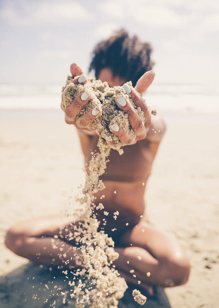 garçon qui tient du sable