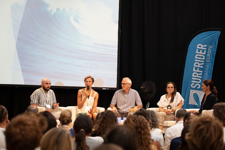 femme qui prend la parole lors d'une conférence