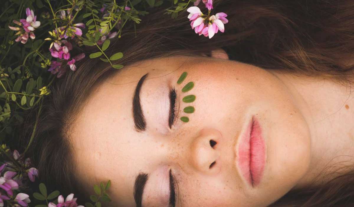 femme allongée dans l'herbe