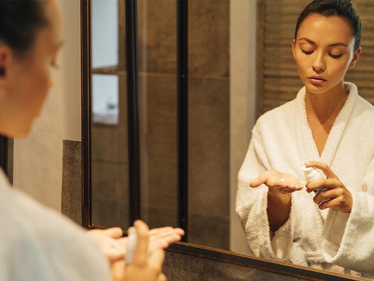 application de crème dans une salle de bain