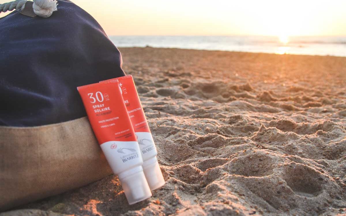 crème solaire posée sur le sable