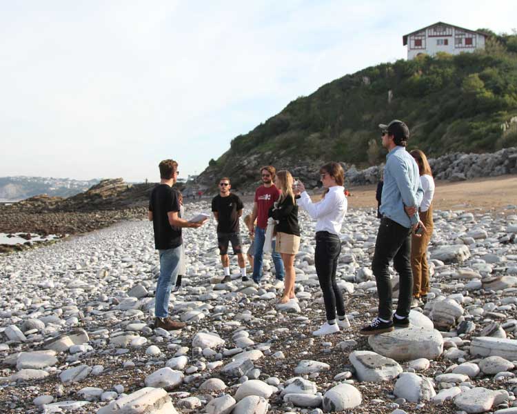 personnes rassemblées sur la plage