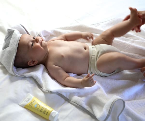 bébé sur un lit