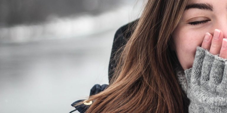 femme qui pose ses mains sur son visage