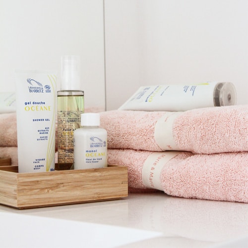 produit cosmétiques bio dans une salle de bain