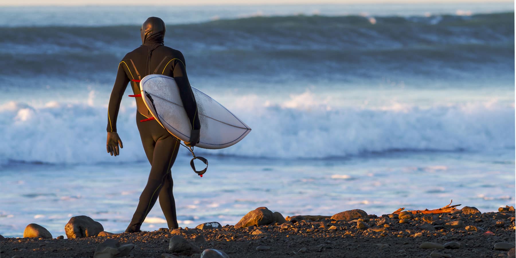 Amis surfeurs, quelques conseils pour protéger votre peau en eau froide