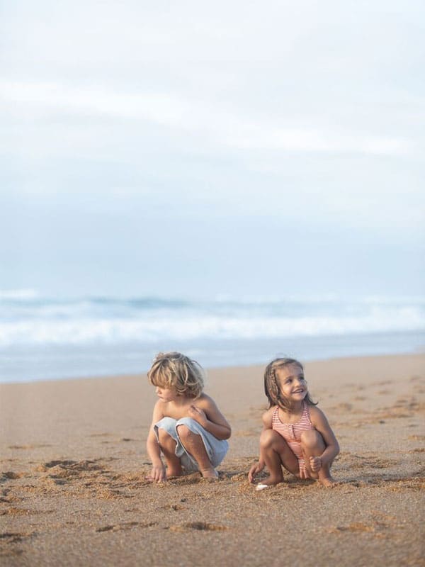 Enfants qui jouent sur le sable