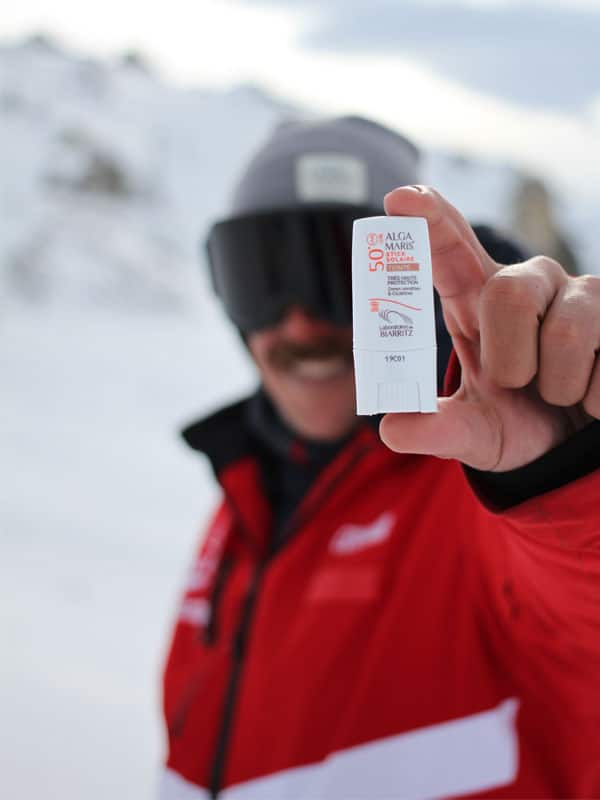 homme qui tient un stick solaire teinté Bio