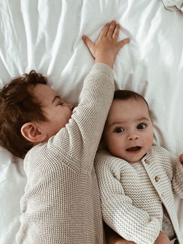 Deux enfants allongés sur un lit