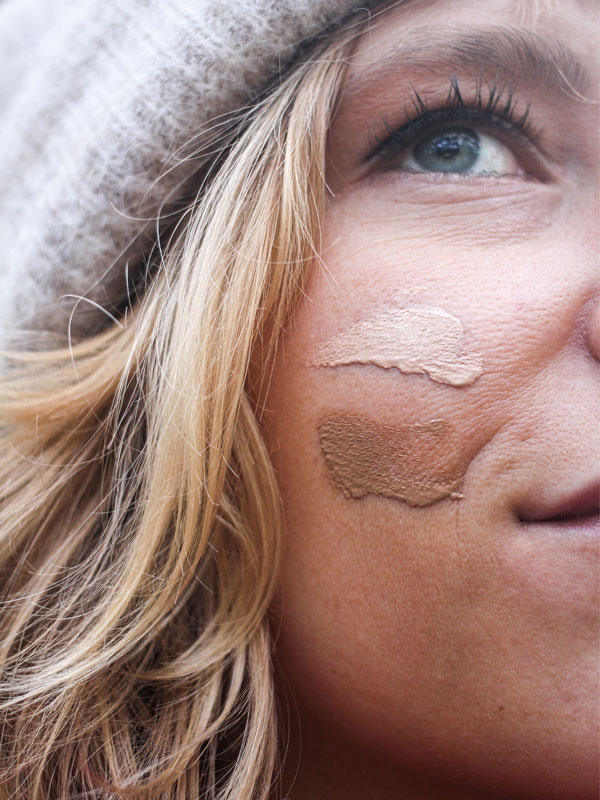 visage d'une femme qui porte de la crème teintée