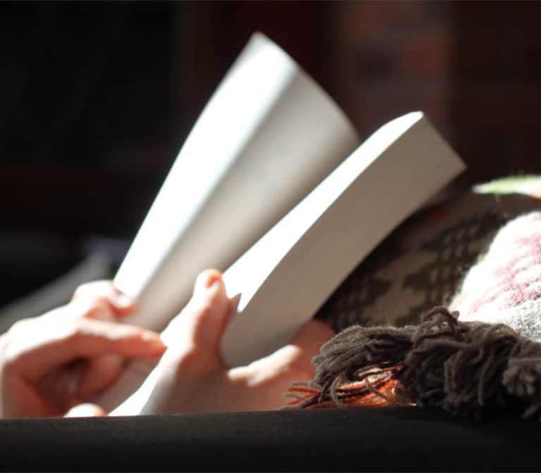 femme qui lit un livre