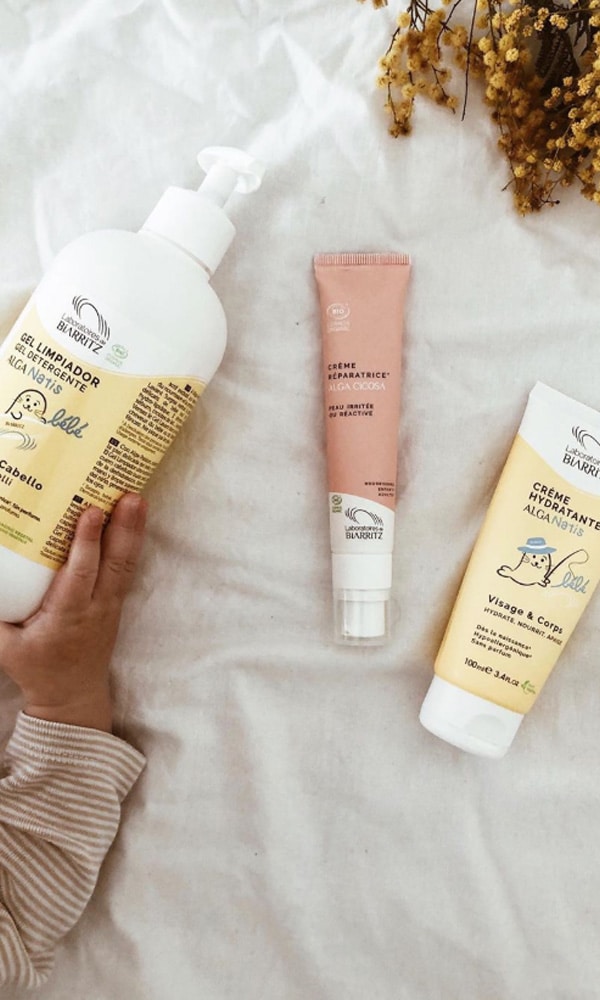 produits cosmétiques bio posés sur un lit