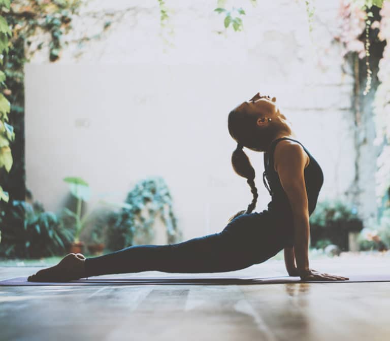 Femme qui pratique du yoga