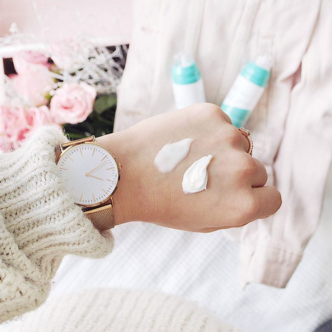 crème sur les mains d'une femme