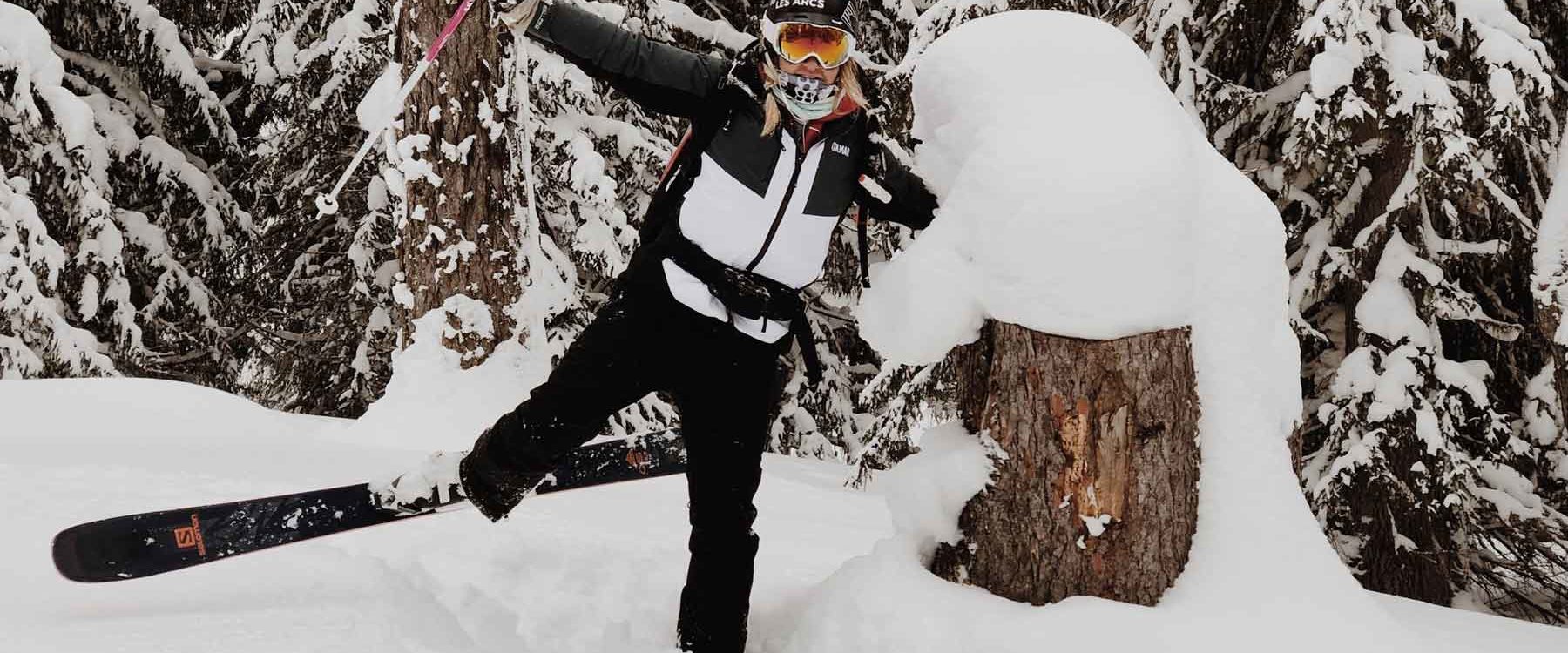 fille qui fait du ski