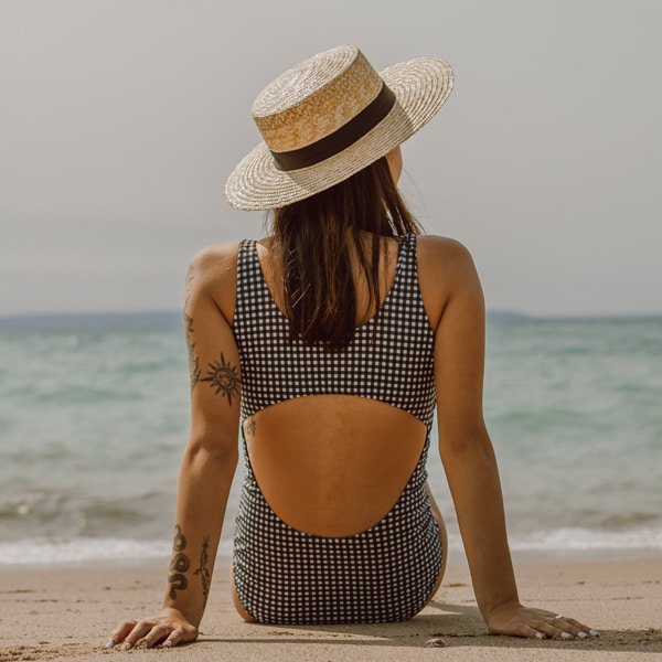 Femme tatouée exposée au soleil