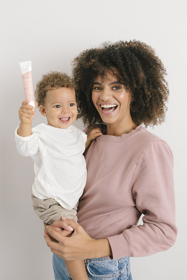 femme avec un enfant dans les bras