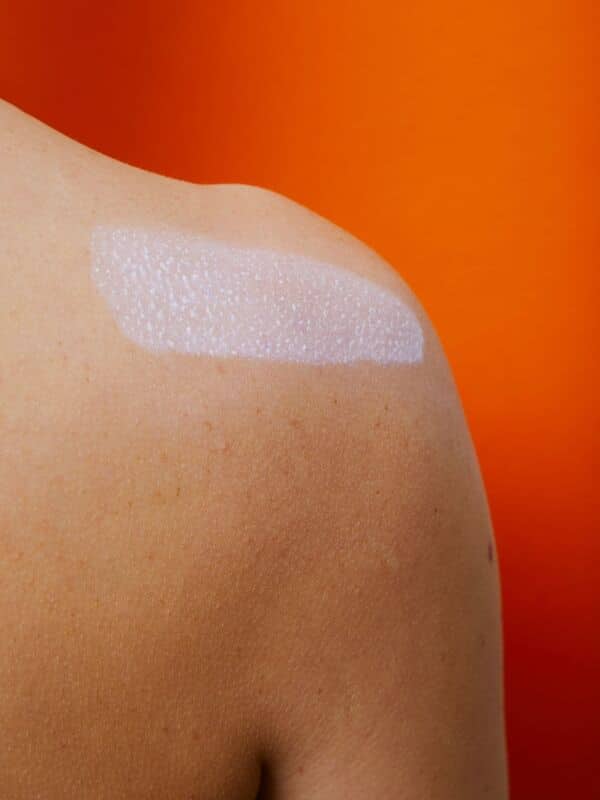 trace de crème solaire blanche sur la peau