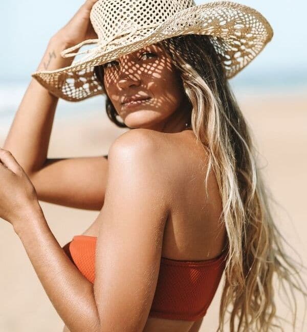 Jeune femme au soleil sur la plage