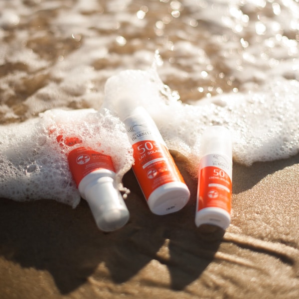 crèmes solaires sur le sable et dans les vagues