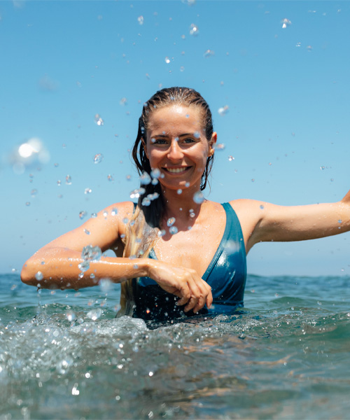 jeune femme qui se baigne