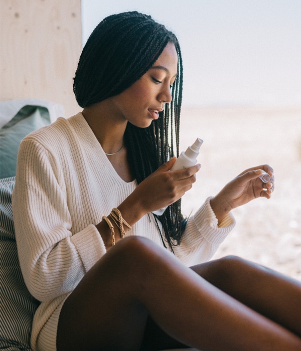 jeune femme qui utilise la brume parfumée