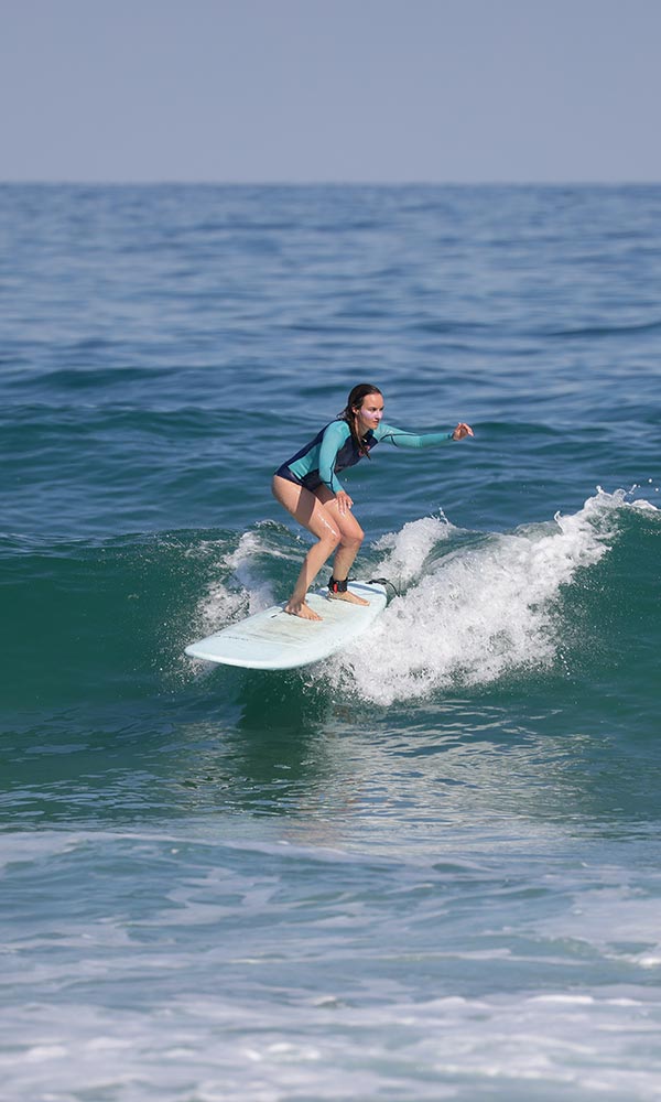 Femme qui surf