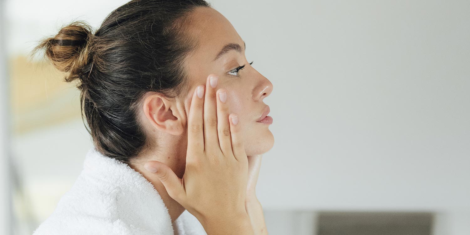 femme qui s'applique du sérum sur le visage