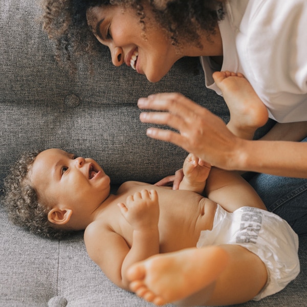 maman et enfant qui rient ensemble