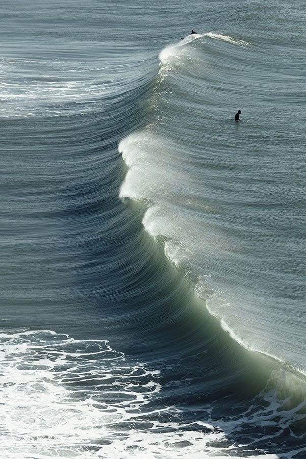 vague de l'océan avec surfeur