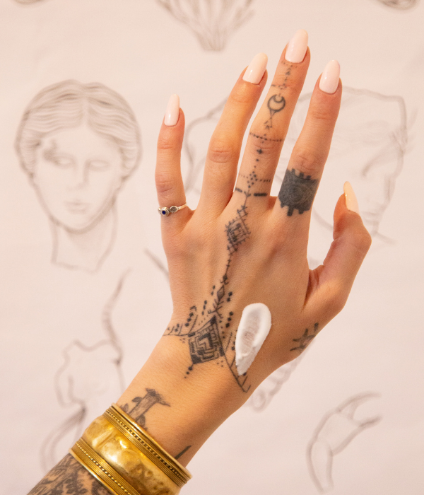 crème tatouage sur une main tatouée