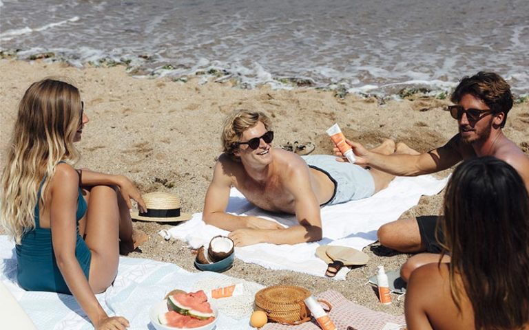 amis sur une plage au soleil