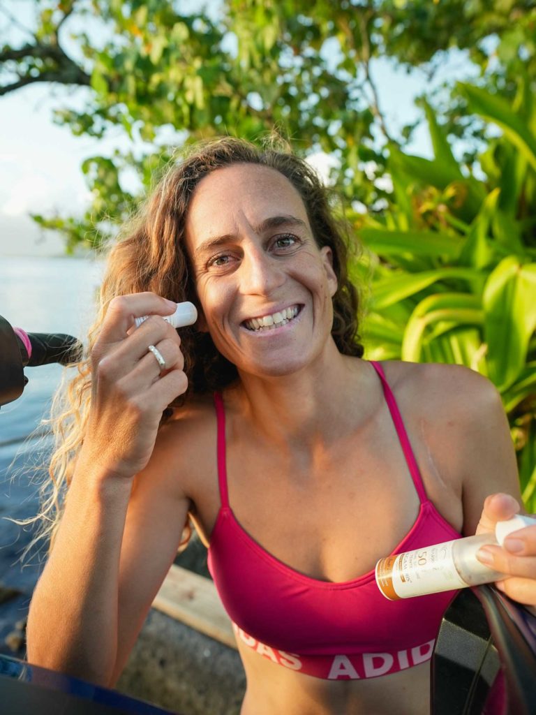 justine dupont qui se met de la crème solaire sur le visage