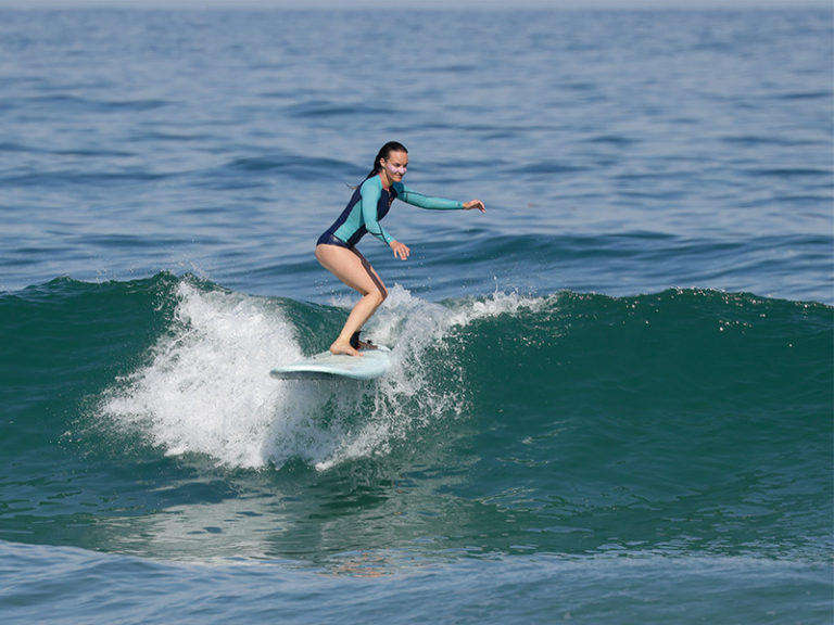 surfeuse sur une vague