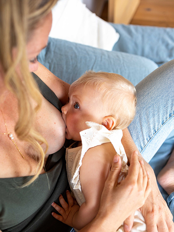 maman qui allaite son bébé