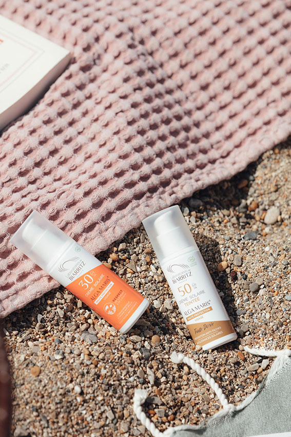 tube de creme solaire sur la plage