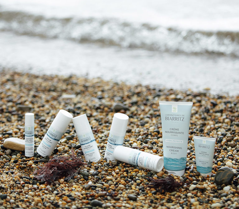 produits de beauté sur une plage