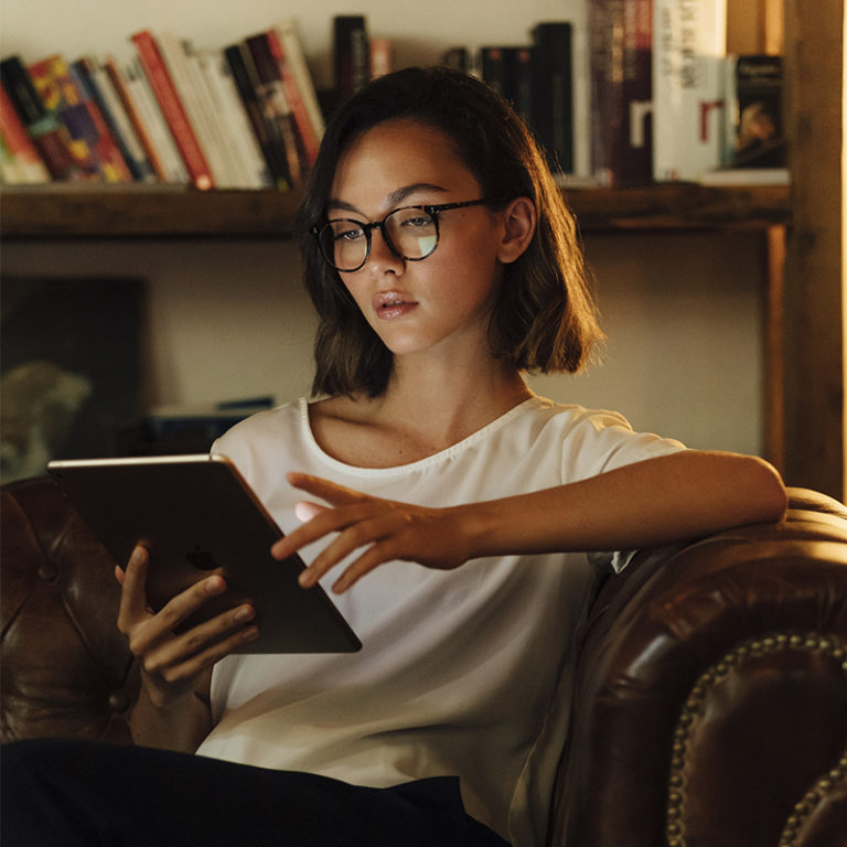 femme qui regarde son écran de tablette