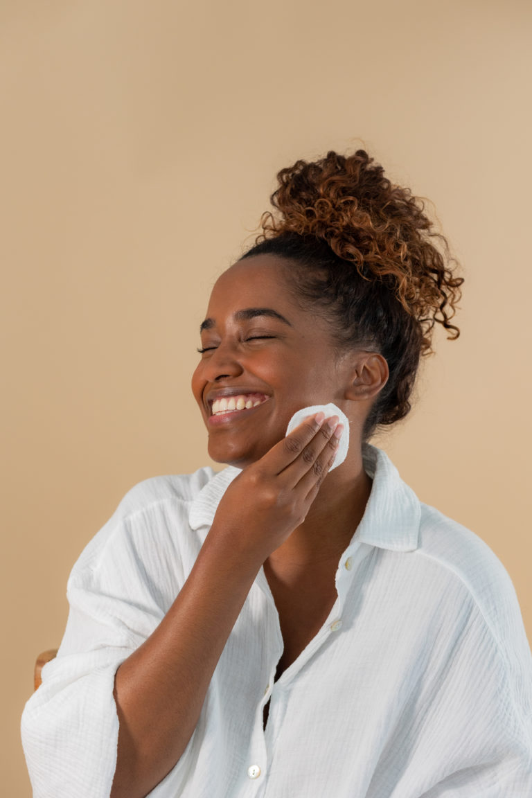 Femme qui se démaquille le visage