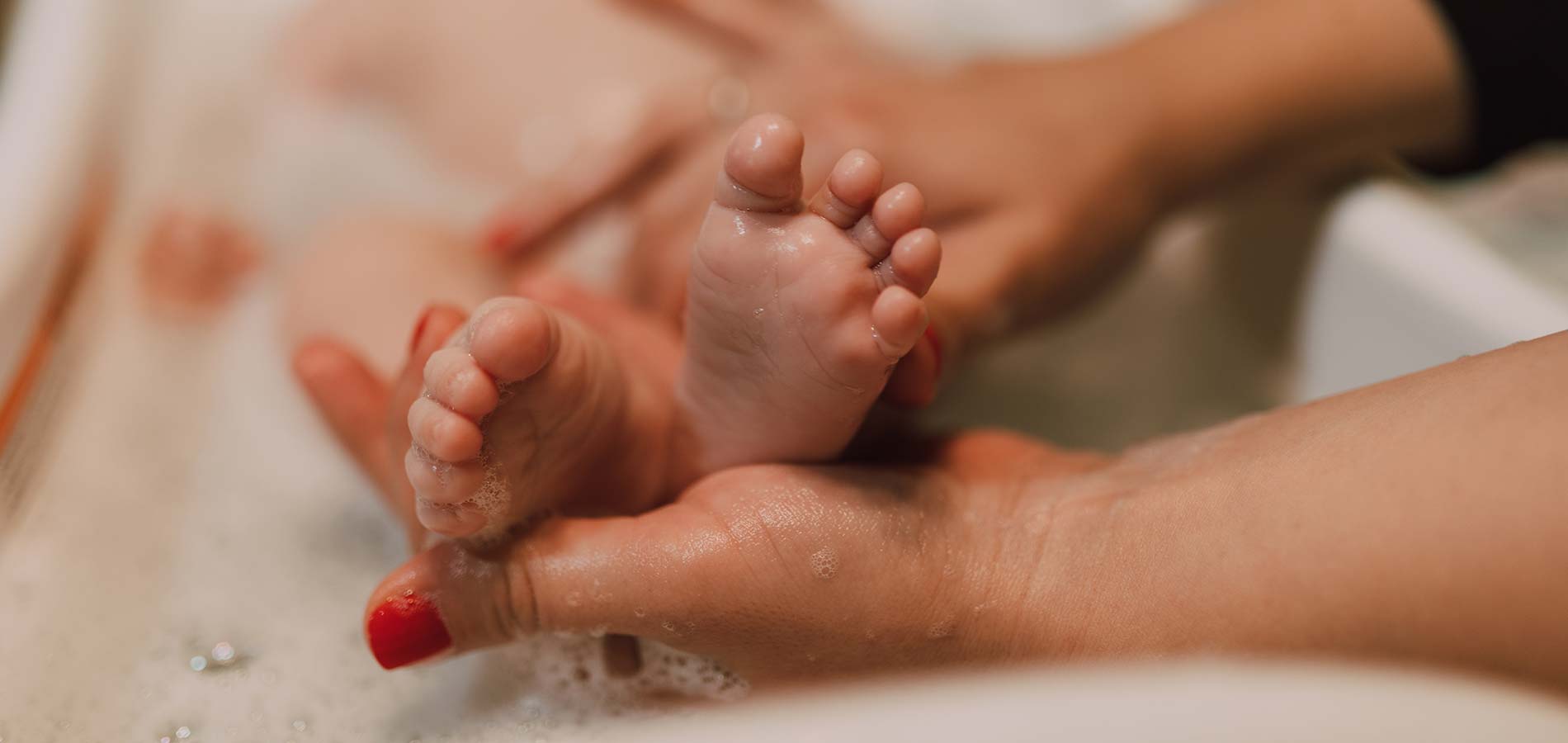 Bathtime: the right way to bathe a bab